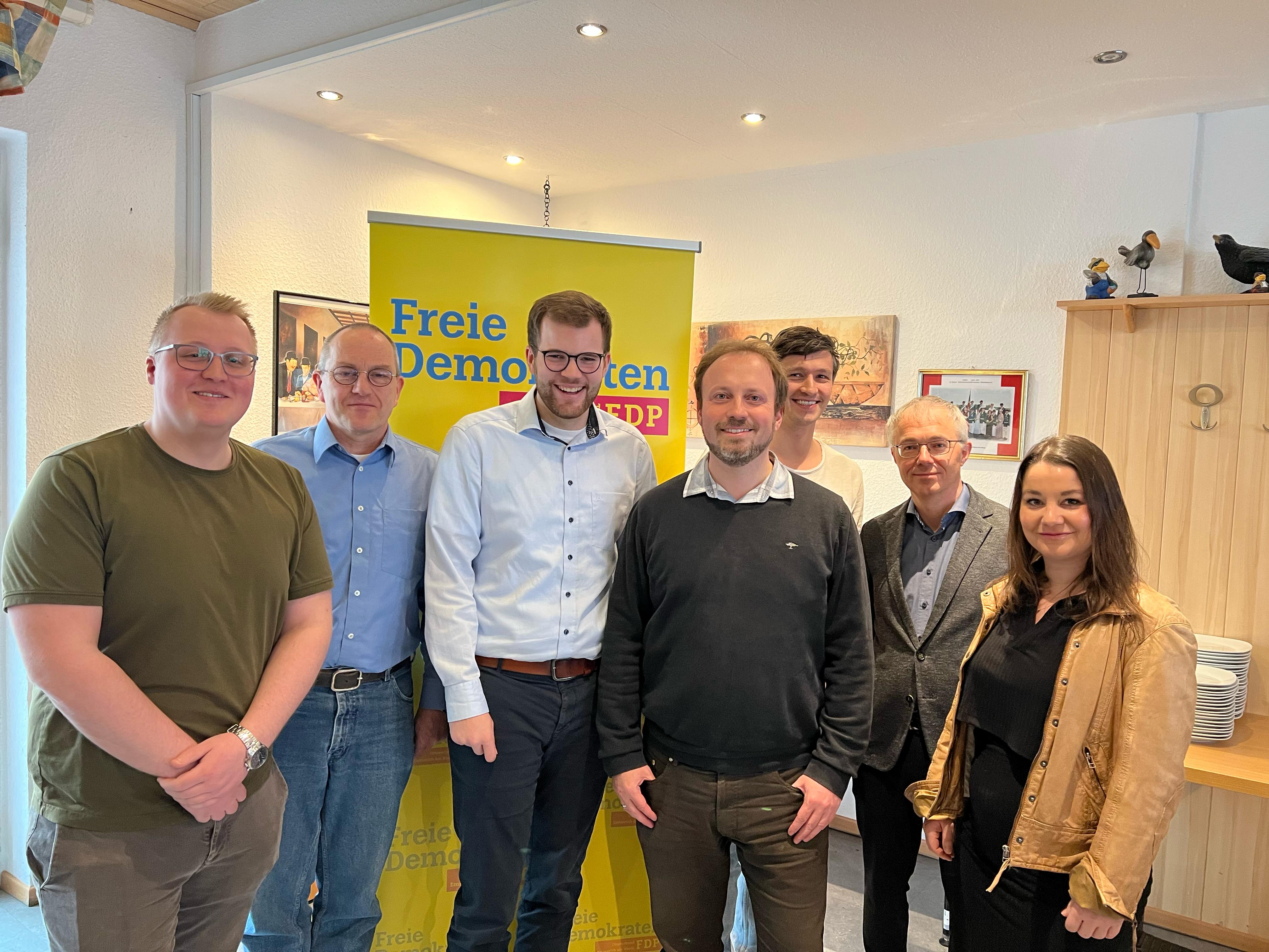 FDP Emmerich (v.l.n.r. Patrick Wieland, Olaf Gabriel, Luca Kersjes, Marius Plückthun, Jochen Schweizer, Dr. Dirk Schuricht, Marie-Theres Gruyters)