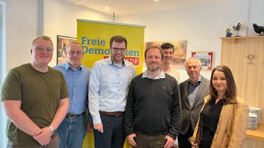FDP Emmerich (v.l.n.r. Patrick Wieland, Olaf Gabriel, Luca Kersjes, Marius Plückthun, Jochen Schweizer, Dr. Dirk Schuricht, Marie-Theres Gruyters)